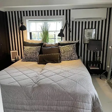 Charming Within Walking To Villa *